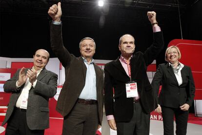 José Blanco y Manuel Chaves, en el centro, con Eva Almunia, candidata por Aragón, y Gaspar Zarrías, responsable de política autonómica, ayer en la convención del PSOE en Zaragoza.