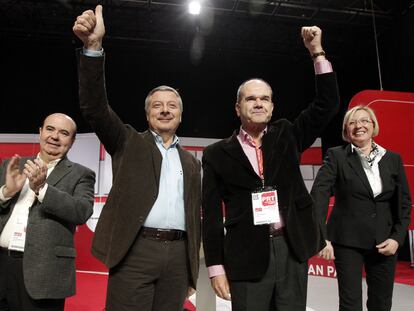 José Blanco y Manuel Chaves, en el centro, con Eva Almunia, candidata por Aragón, y Gaspar Zarrías, responsable de política autonómica, ayer en la convención del PSOE en Zaragoza.