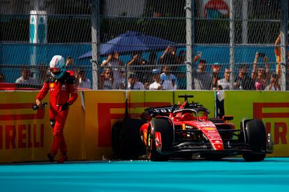 Leclerc abandona su Ferrari tras realizar un trompo en la clasificación del GP de Miami.