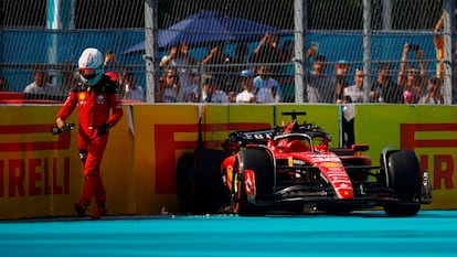 Leclerc abandona su Ferrari tras realizar un trompo en la clasificación del GP de Miami.