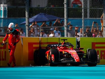 Leclerc abandona su Ferrari tras realizar un trompo en la clasificación del GP de Miami.