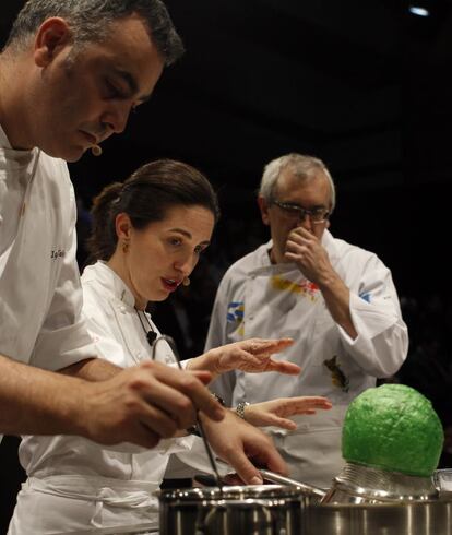 La chef Elena Arzak prepara su "merluza terrestre" durante su intervención en Madrid Fusión.