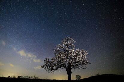 Paisaje nocturno en Salgótarján, Hungría.