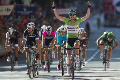 Degenkolb celebra su triunfo tras cruzar la meta en Logro&ntilde;o.