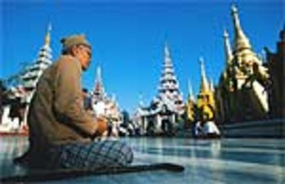 Templetes en el conjunto monumental de Shwedagon en Yangon, la capital de Myanmar.