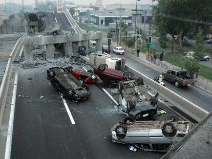 Varios coches volcados tras el derrumbe de una autopista cerca de Santiago.