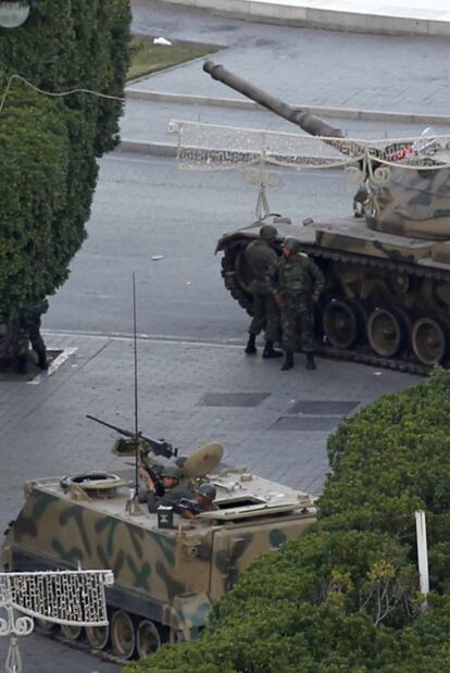Varios soldados vigilan una calle del centro de Túnez capital.