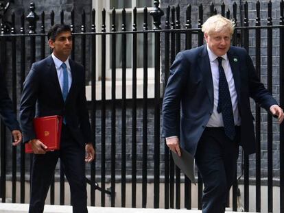 Boris Johnson, en primer plano, seguido de los dimitidos ministros de Finanzas, Rishi Sunak, y de Salud, Sajid Javid, en el exterior de la sede del Gobierno.