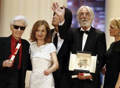 El director Michael Haneke sujeta la Palma de Oro por <i>Das weisse Band</i>, flanqueado por Isabelle Huppert y Alain Resnais (a su derecha) y Robin Wright.