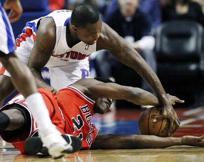 Rodney Stuckey, de los Detroit Pistons, lucha por el balón con Jimmy Butler, de Chicago