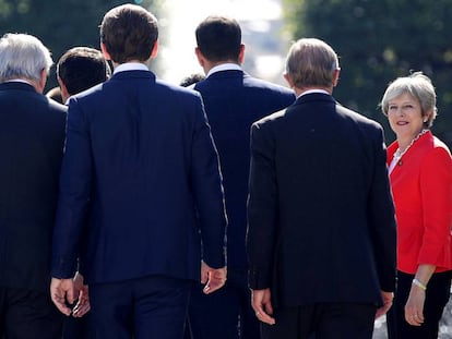 Theresa May, junto aos líderes dos países da UE.