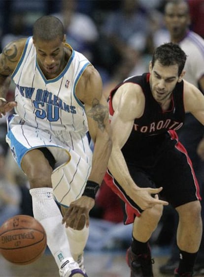 Calderón lucha por el balón con Antonio Daniels en el partido frente a los Hornets.