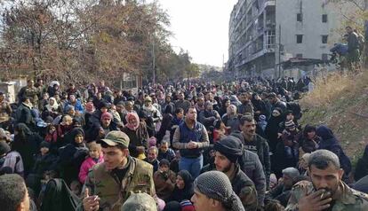 Milhares de pessoas esperam para deixar o bairro de Al-Salhen, no leste de Aleppo, após um pedido de trégua humanitária feito pelas forças rebeldes.