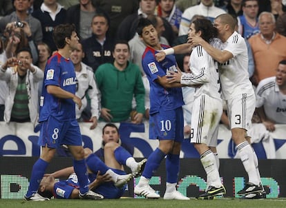 Gago (2º drcha.), intenta mediar entre Albín (3º drcha.) y Pepe (1º drcha.), cuando Pepe le da un derechazo al jugador del Getafe. A la izquierda, Gavilán y Casquero, quejándose en el suelo, en el partido de la 32ª jornada de Liga 1ª División, disputado el 21 de abril de 2009 en el Santiago Bernabéu.