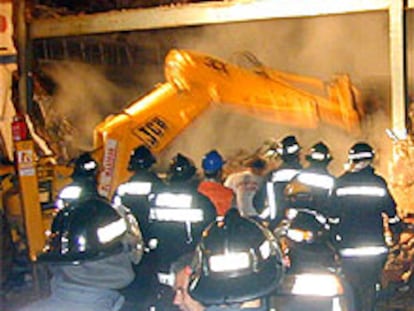 Muere un bombero en la extinción de un incendio en Almendralejo