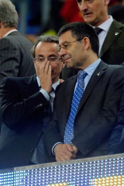 Javier Faus y Josep Maria Bartomeu dialogan el palco. 