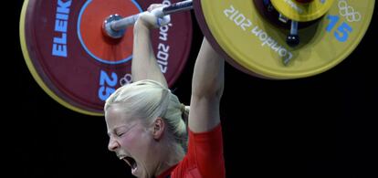 La alemana Julia Rohde durante la prueba de Halterofilia femenina, 53kg.