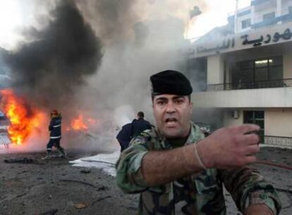 Un soldado libanés hace un gesto para apartar a la cámara minutos después de que una bomba asesinara al general François el Hajj ayer en el barrio cristiano de Baabda, en Beirut.