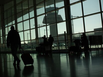 Pasajeros en el aeropuerto de Barcelona-El Prat, el día 19.