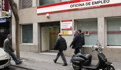 Fachada de una oficina de Empleo situada en la calle General Pardi&ntilde;as de Madrid, en el barrio de Salamanca