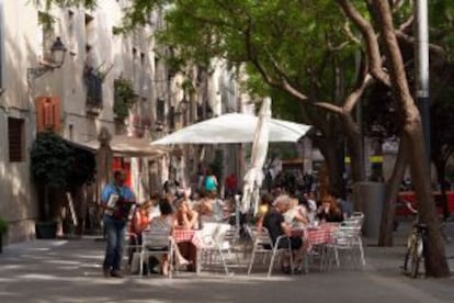 Terrazas en la calle peatonal Allada Vermell, en Barcelona.