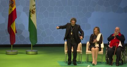 Miguel Ríos, haciendo que baila, M. Paz Hurtado y Miguel Picazo, en el acto.