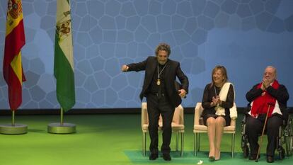 Miguel Ríos, haciendo que baila, M. Paz Hurtado y Miguel Picazo, en el acto.