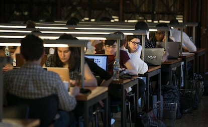 Estudiantes en la biblioteca de la Universidad de Barcelona.