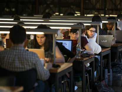 Estudiantes en la biblioteca de la Universidad de Barcelona.