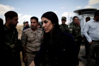 Nadia Murad saluda a los combatientes del Kurdistán iraquí en un puesto de defensa en Sinyar (Irak), el 1 de junio de 2017.  