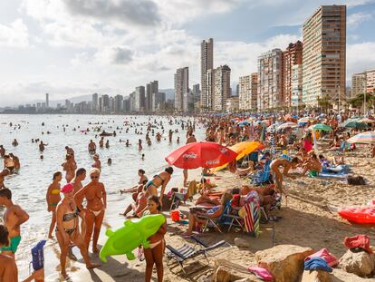 Bañistas en Benidorm (Alicante), en una imagen de antes de la pandemia