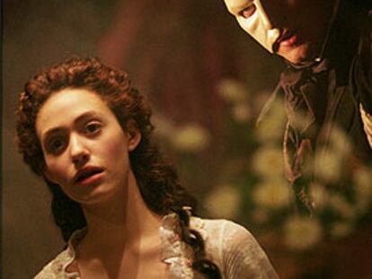 Gerard Butler y Emmy Rossum, durante el rodaje de <i>El fantasma de la ópera</i>.