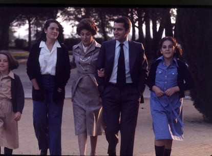 Fotografía perteneciente a un amplio reportaje del presidente Adolfo Suárez y su familia en el palacio de la Moncloa, En la imagen el matrimonio y sus hijas paseando por los jardines de Moncloa. Año 1977