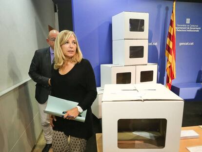 Joana Ortega, amb urnes de la consulta del 9-N.