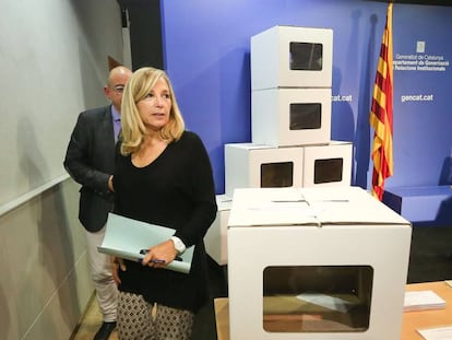 Joana Ortega, con urnas de la consulta del 9-N.