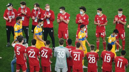 Los jugadores del Bayern aplauden a los de Tigres tras la final del Mundial de Clubes.