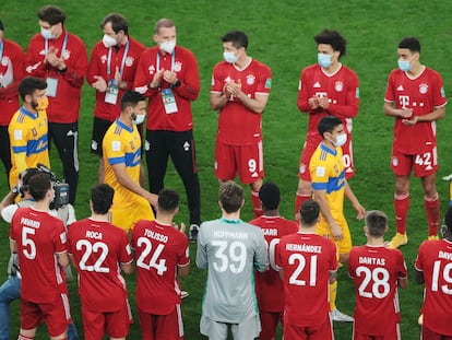 Los jugadores del Bayern aplauden a los de Tigres tras la final del Mundial de Clubes.