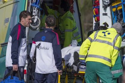 Un espectador es evacuado en Lezama tras sufrir un infarto.