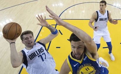 Doncic lanza ante Klay Thompson.