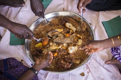 Una comisión de patrimonio del Gobierno de Senegal toma 'Ceebujën', en Saint Louis.