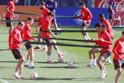 MAJADAHONDA, 27/09/2021.- Los jugadores del Atlético de Madrid durante el entrenamiento que han llevado a cabo este lunes en la Ciudad Deportiva Wanda de Majadahonda. EFE/ Juan Carlos Hidalgo