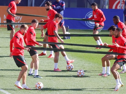 MAJADAHONDA, 27/09/2021.- Los jugadores del Atlético de Madrid durante el entrenamiento que han llevado a cabo este lunes en la Ciudad Deportiva Wanda de Majadahonda. EFE/ Juan Carlos Hidalgo