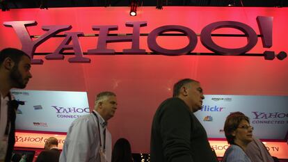 Asistentes caminan frente al estand de Yahoo! en la Feria de Electrónica de Consumo de Las Vegas (EE UU), de 2011.