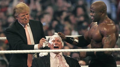 Captura del vídeo en que Trump afeita la cabeza a Vince McMahon.