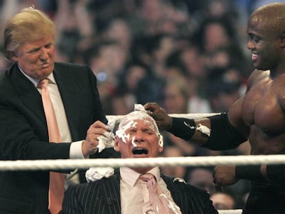 Captura del vídeo en que Trump afeita la cabeza a Vince McMahon.