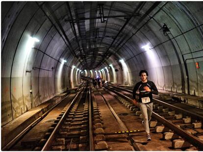 Atletas atraviesan los túneles del metro de Bilbao.