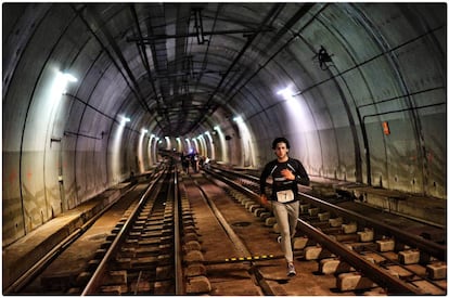 Atletas atraviesan los túneles del metro de Bilbao.
