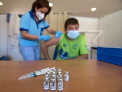 Una enfermera vacuna a un adolescente este jueves en Villacarrillo (Jaén).