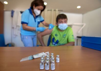 Una enfermera vacuna a un adolescente este jueves en Villacarrillo (Jaén).