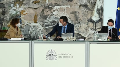 Desde la izquierda, la vicepresidenta Carmen Calvo, el presidente Sánchez y el vicepresidente Pablo Iglesias, durante un Consejo de Ministros celebrado este enero.